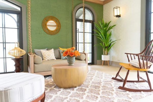 Modernes Landhausstil-Wohnzimmer mit grünen Wänden